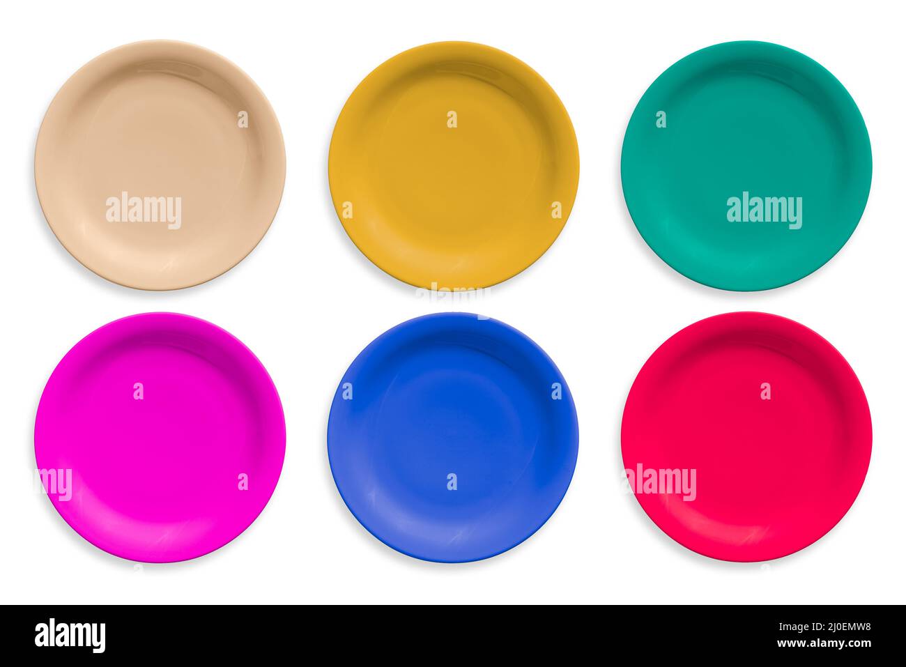 Plaques rondes en céramique de couleur isolées sur fond blanc Banque D'Images