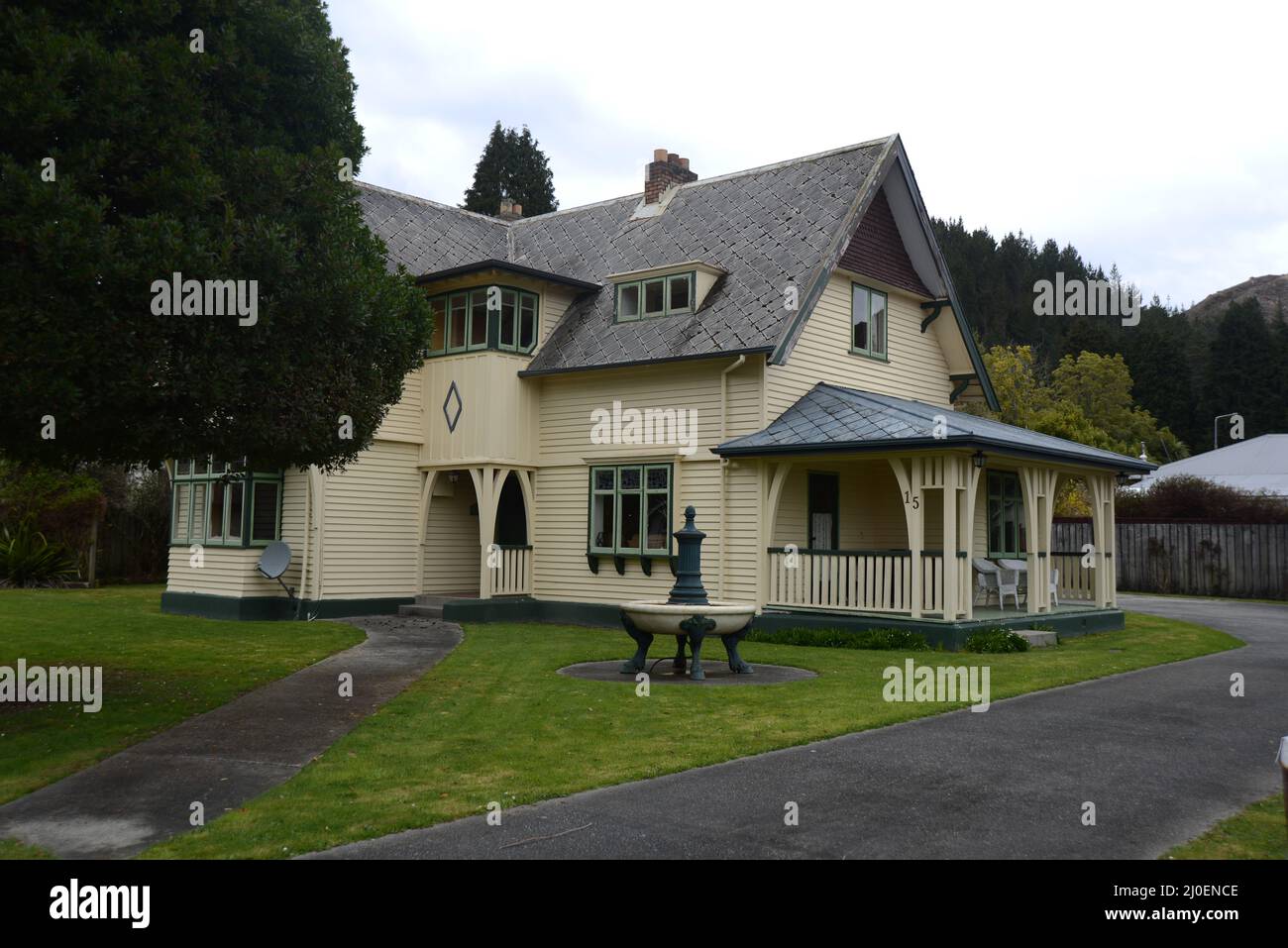 REEFTON, NOUVELLE-ZÉLANDE, 6 SEPTEMBRE 2021 : la maison historique du directeur de mine à Reefton, Nouvelle-Zélande, 6 septembre 2021 Banque D'Images