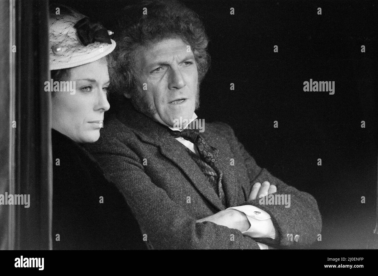 Filmer la nouvelle série de la ligne Onedin. Filmant sur place à Falmouth, les décors étaient habillés pour donner un fond à Liverpool. La photo montre Jill Gascoine qui joue Letty Onedin, avec Peter Gilmore qui joue James Onedin photo prise le 30th mars 1979 Banque D'Images