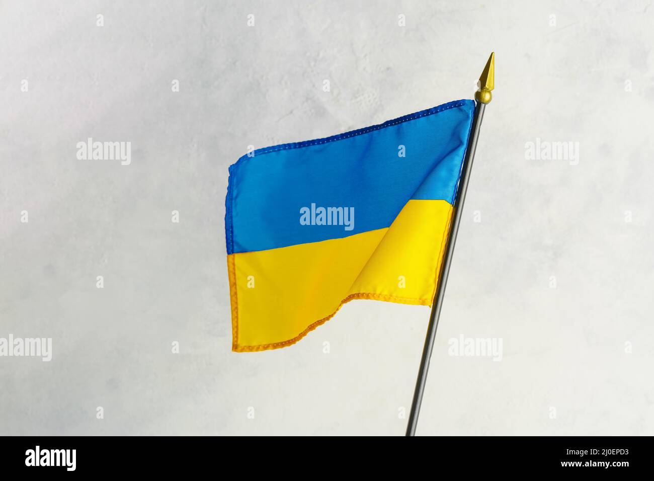 Le drapeau national de l'ukraine flotte sur un fond blanc. Un Etat souverain indépendant, un pays pacifique, le chemin vers l'Union européenne, le Russi Banque D'Images