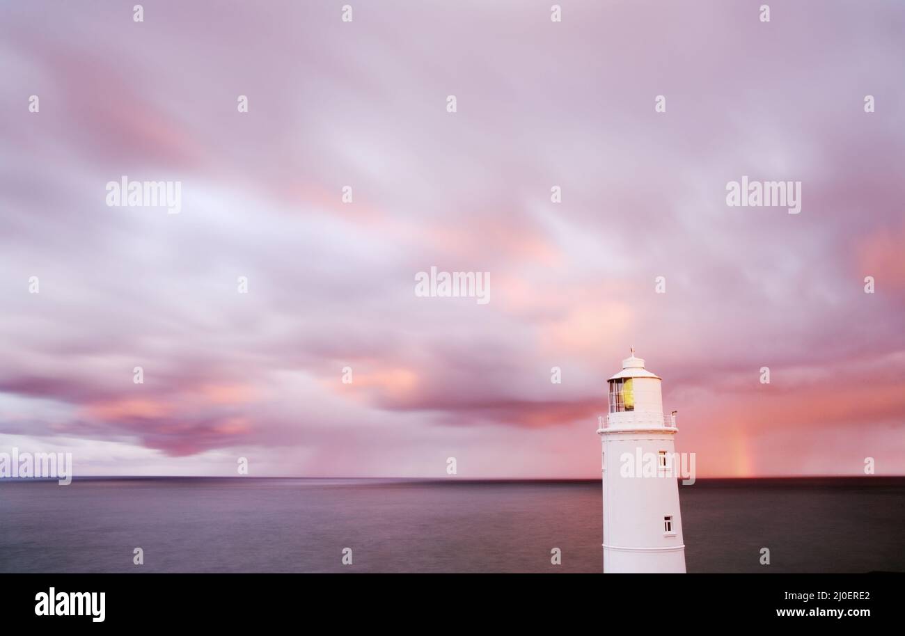 Vue panoramique sur la mer d'un phare à l'aube Banque D'Images