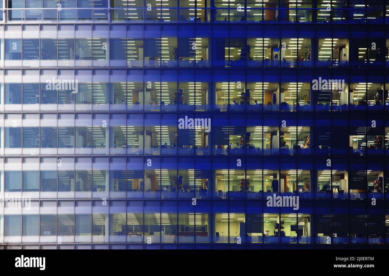 Image composite d'une scène de bureau qui s'estompe de jour en nuit. Banque D'Images