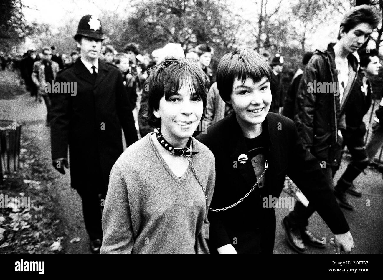 Les Punks à la station Sloane Square pour une marche de Hyde Park pour commémorer la mort de Sid Vicious. 2e février 1980. Banque D'Images