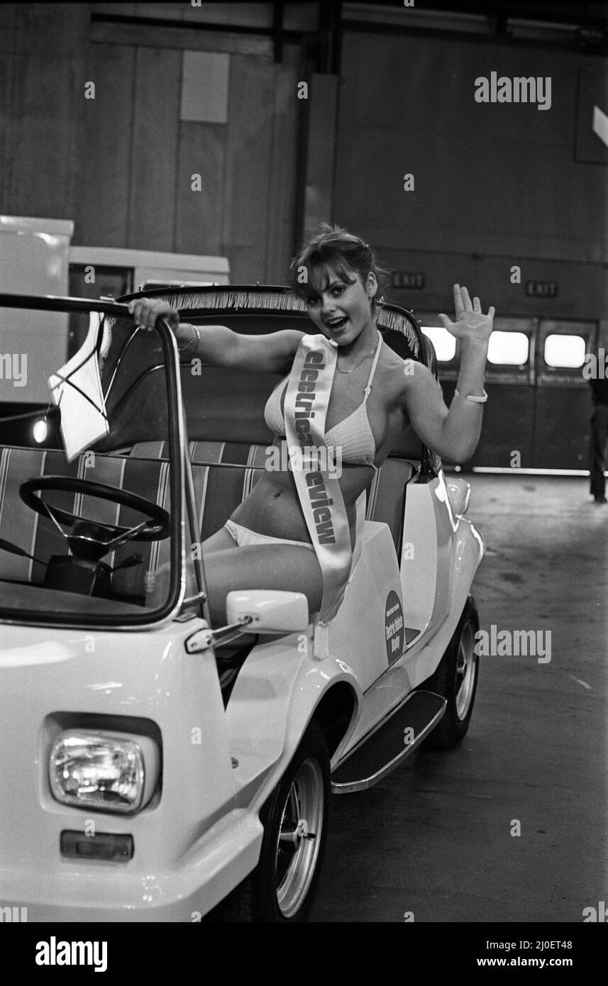 Modèle Joanne Latham assis dans une voiture électrique. 13th mars 1978. Banque D'Images