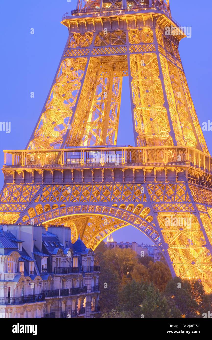 Vue de haut de section intermédiaire de la Tour Eiffel au crépuscule Banque D'Images