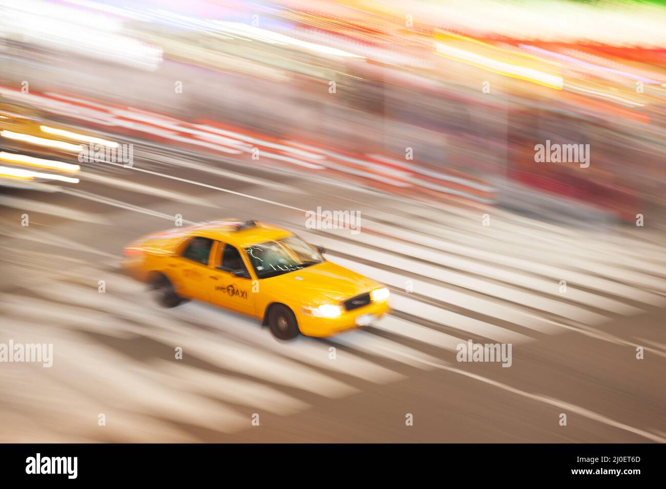 Taxi jaune cabine en mouvement, dans Times Square Banque D'Images