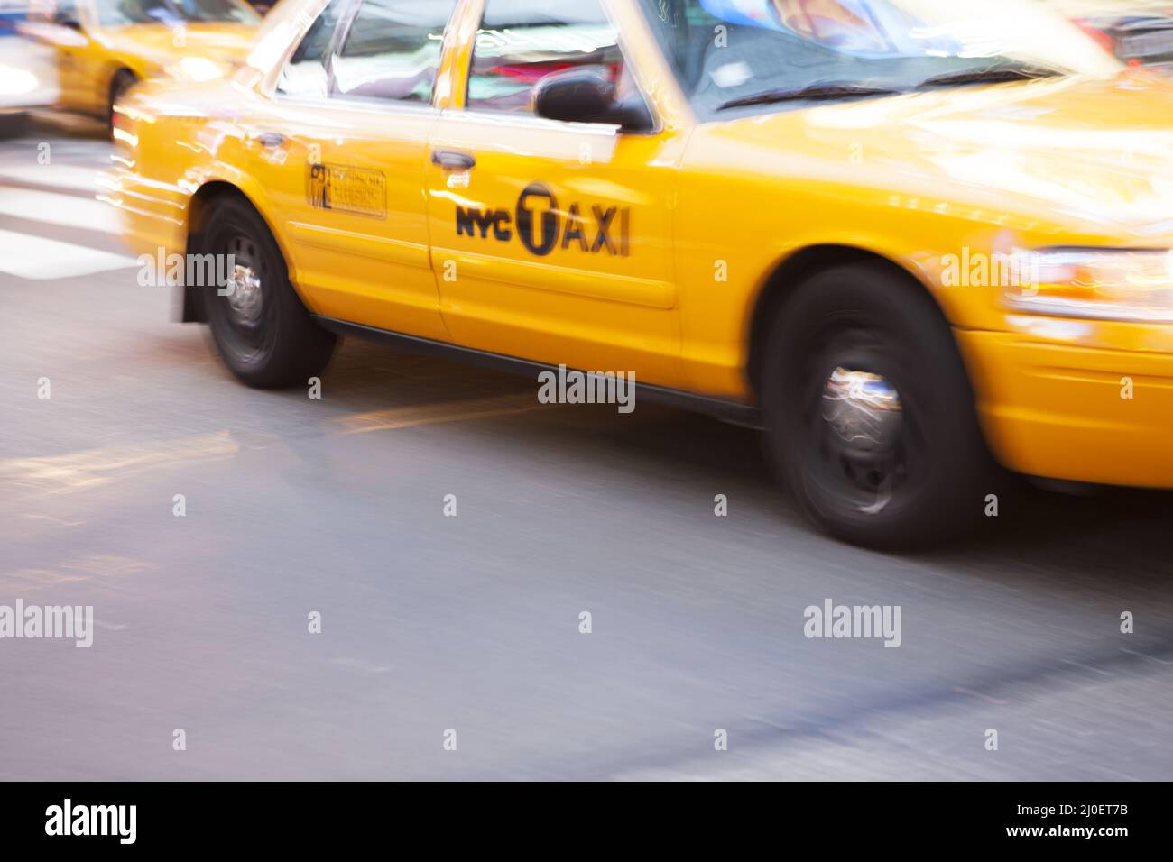 Taxi jaune cabine en mouvement, dans Times Square Banque D'Images