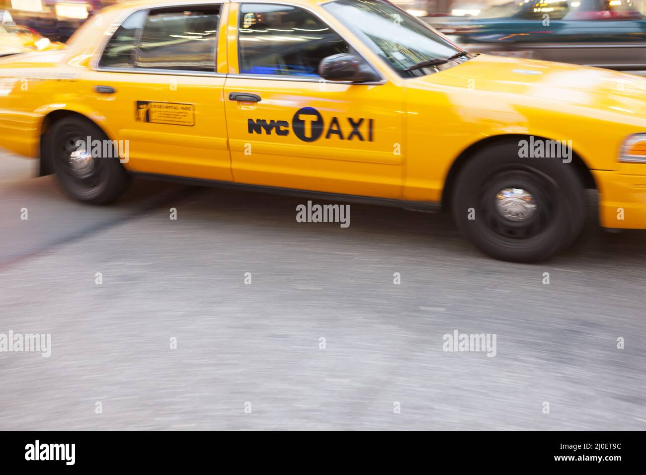 Taxi jaune cabine en mouvement, à Times Square, New York, New York, Etats-Unis. Banque D'Images