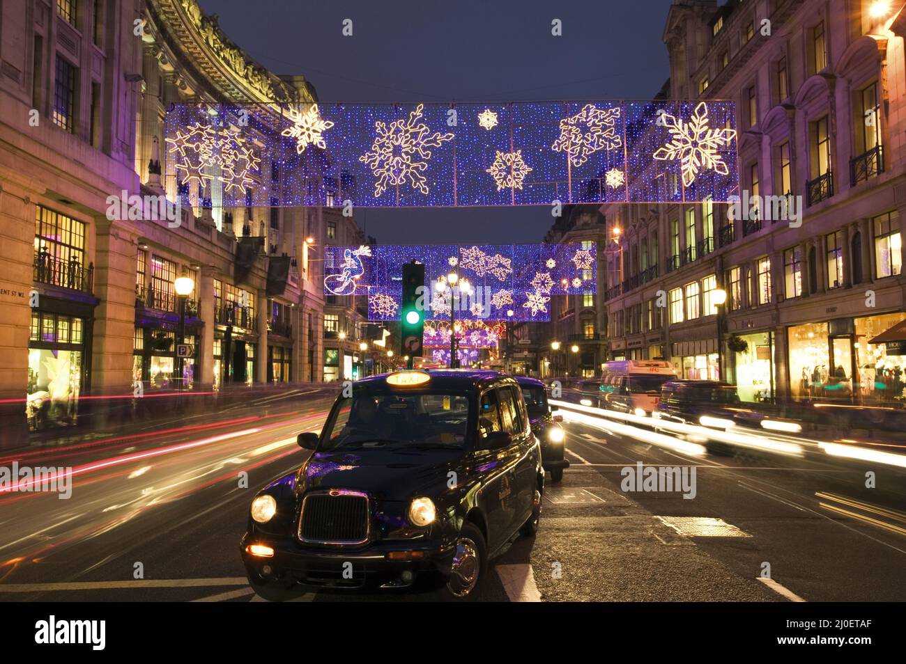 Taxi dans Regent Street à Noël. Banque D'Images