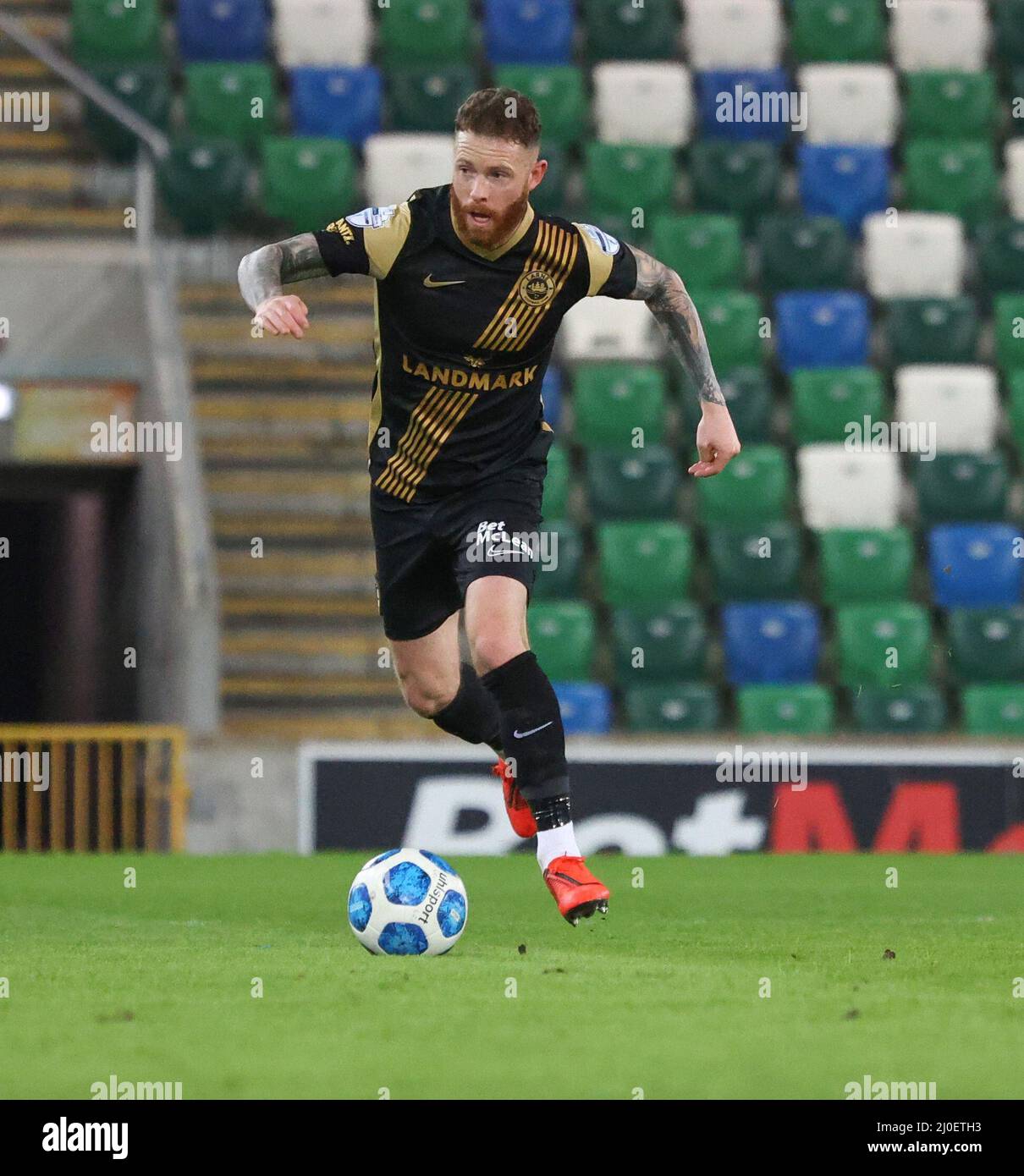 Windsor Park, Belfast, Irlande du Nord, Royaume-Uni. 08 févr. 2022. Danske Bank Premiership – Linfield 2 Larne 1.Lee Lynch en action pour Larne. Banque D'Images