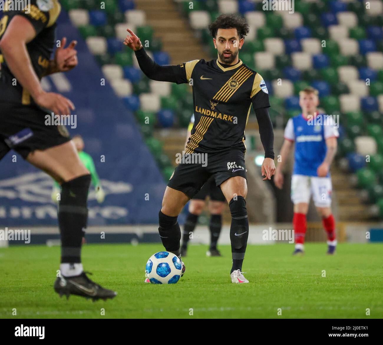 Windsor Park, Belfast, Irlande du Nord, Royaume-Uni. 08 févr. 2022. Danske Bank Premiership – Linfield 2 Larne 1. Action du match de ce soir au parc Windsor. Crédit : CAZIMB/Alamy Live News. Banque D'Images