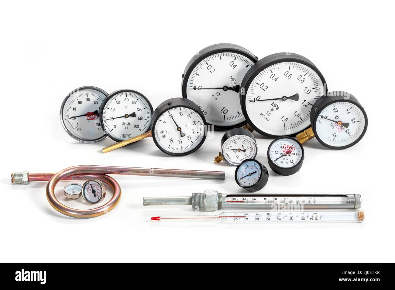 Monomètres de différentes tailles sur fond blanc isolé. Banque D'Images