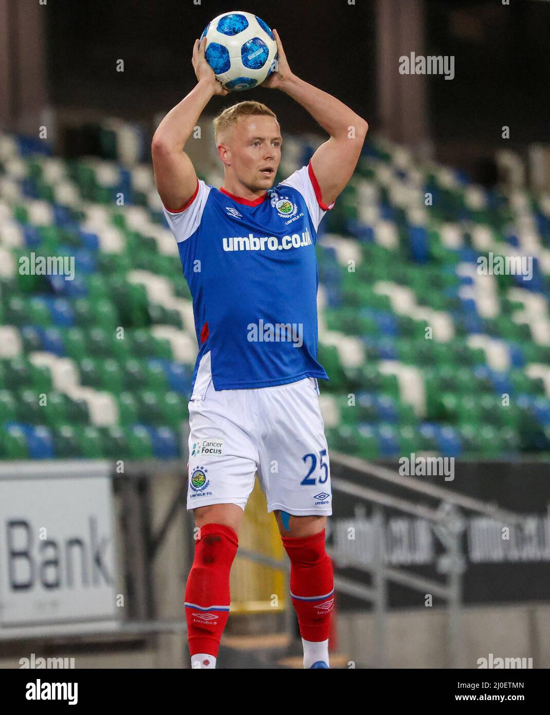 Windsor Park, Belfast, Irlande du Nord, Royaume-Uni. 08 févr. 2022. Danske Bank Premiership – Linfield 2 Larne 1. Connor Pepper en action pour Linfield (bleu - 22) Banque D'Images