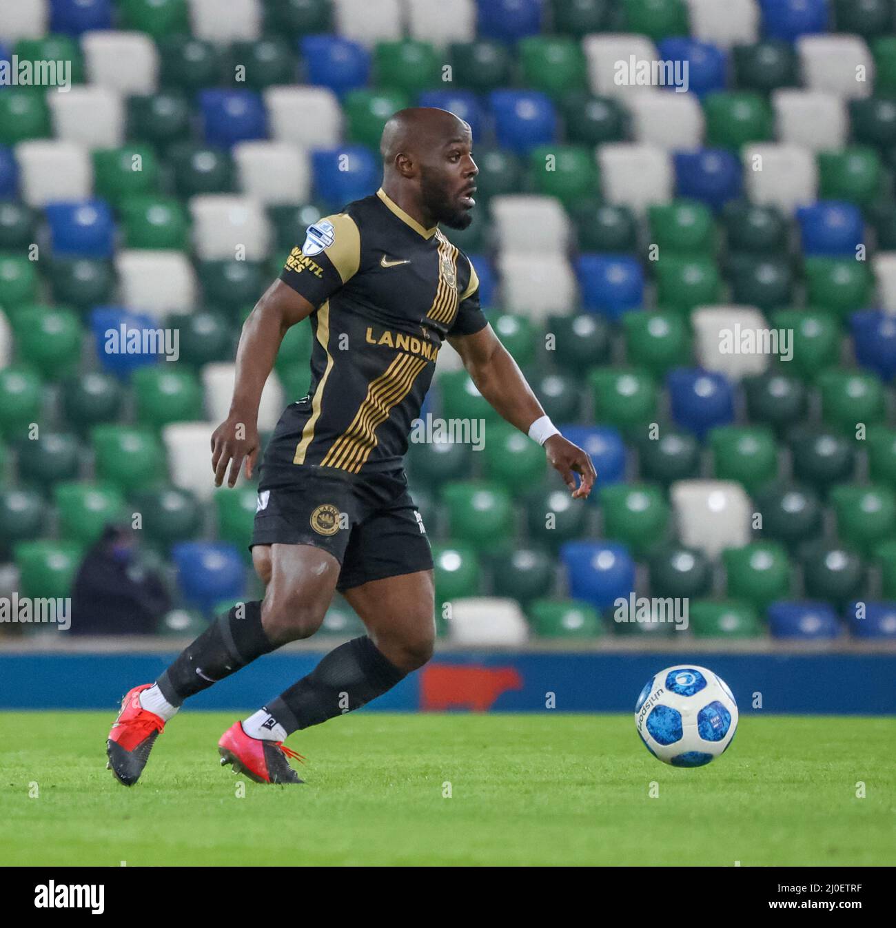 Windsor Park, Belfast, Irlande du Nord, Royaume-Uni. 08 févr. 2022. Danske Bank Premiership – Linfield 2 Larne 1. Larne footballeur Fuad Sule sur le ballon. Banque D'Images