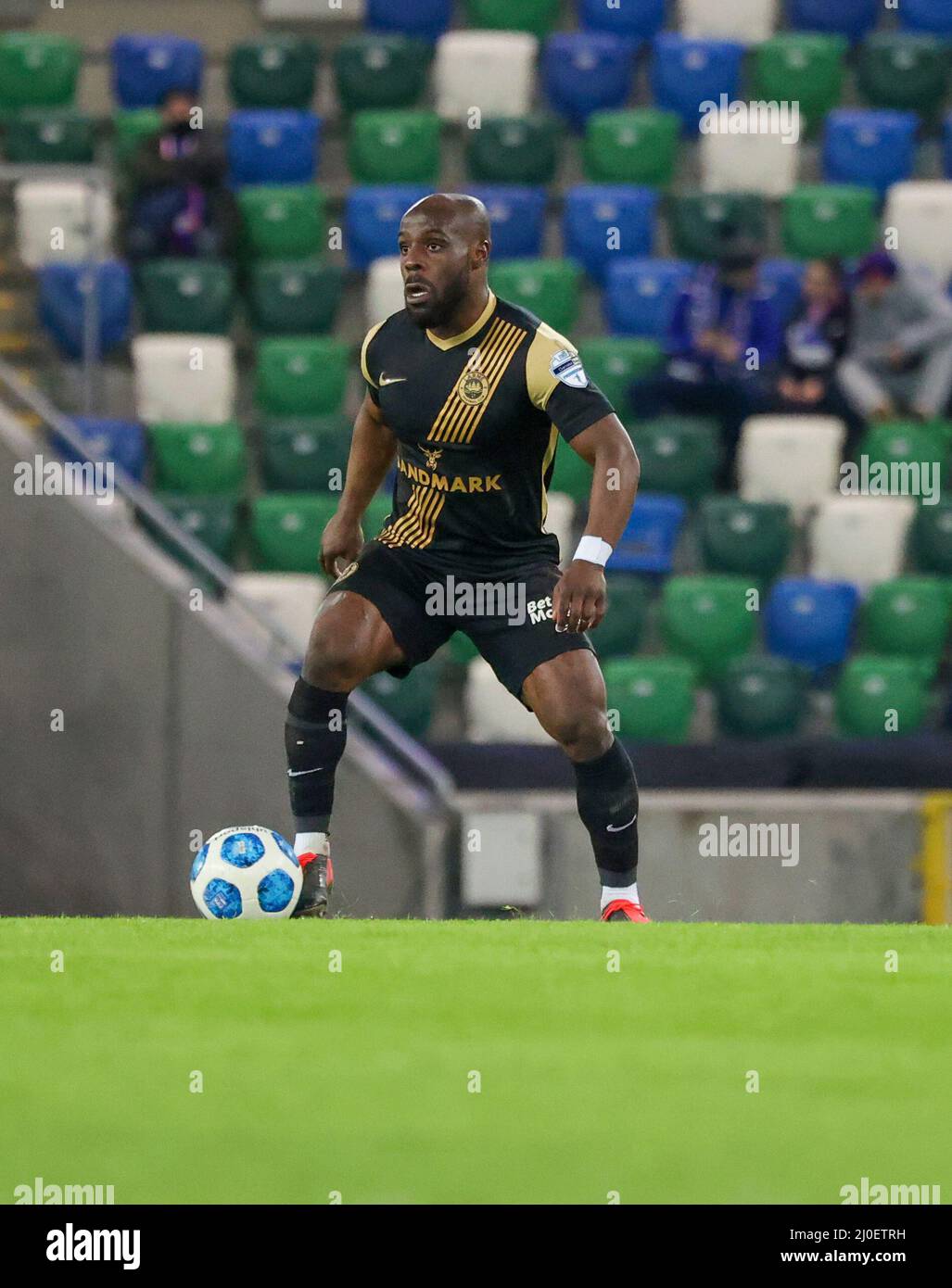 Windsor Park, Belfast, Irlande du Nord, Royaume-Uni. 08 févr. 2022. Danske Bank Premiership – Linfield 2 Larne 1. Larne footballeur Fuad Sule sur le ballon. Banque D'Images