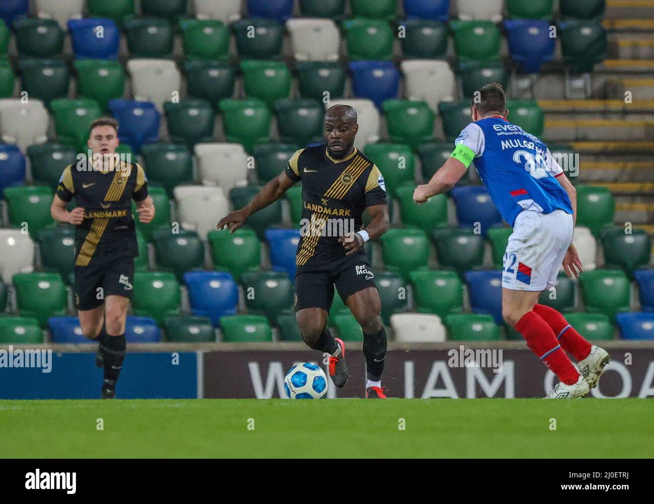 Windsor Park, Belfast, Irlande du Nord, Royaume-Uni. 08 févr. 2022. Danske Bank Premiership – Linfield 2 Larne 1. Larne footballeur Fuad Sule sur le ballon. Banque D'Images