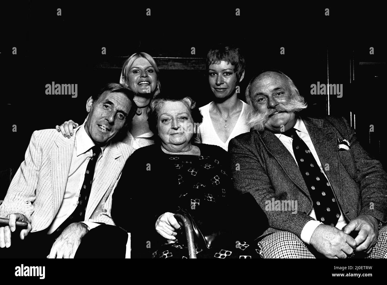 Le casting de Big Bad Mouse au Theatre Royal, Newcastle, le 10th juin 1980. Eric Sykes et Jimmy Edwards avec certains acteurs Banque D'Images