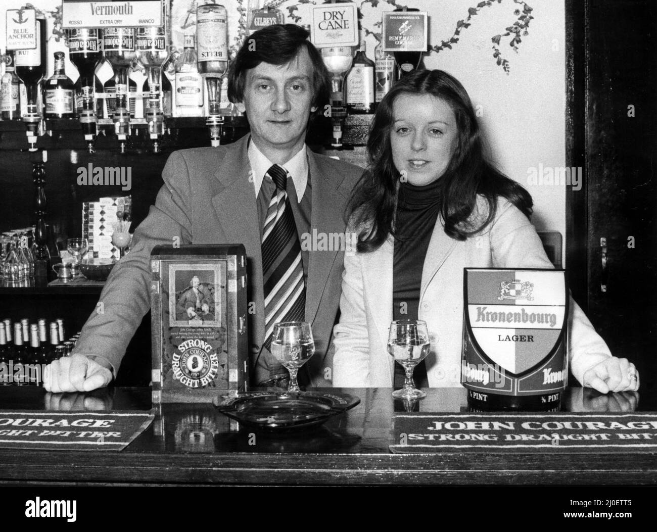 Martin et Jackie Doherty, les nouveaux directeurs du pub Tally Ho réaménagé dans le centre-ville de Coventry. Le pub a maintenant un thème bavarois. 11th mai 1979. Banque D'Images