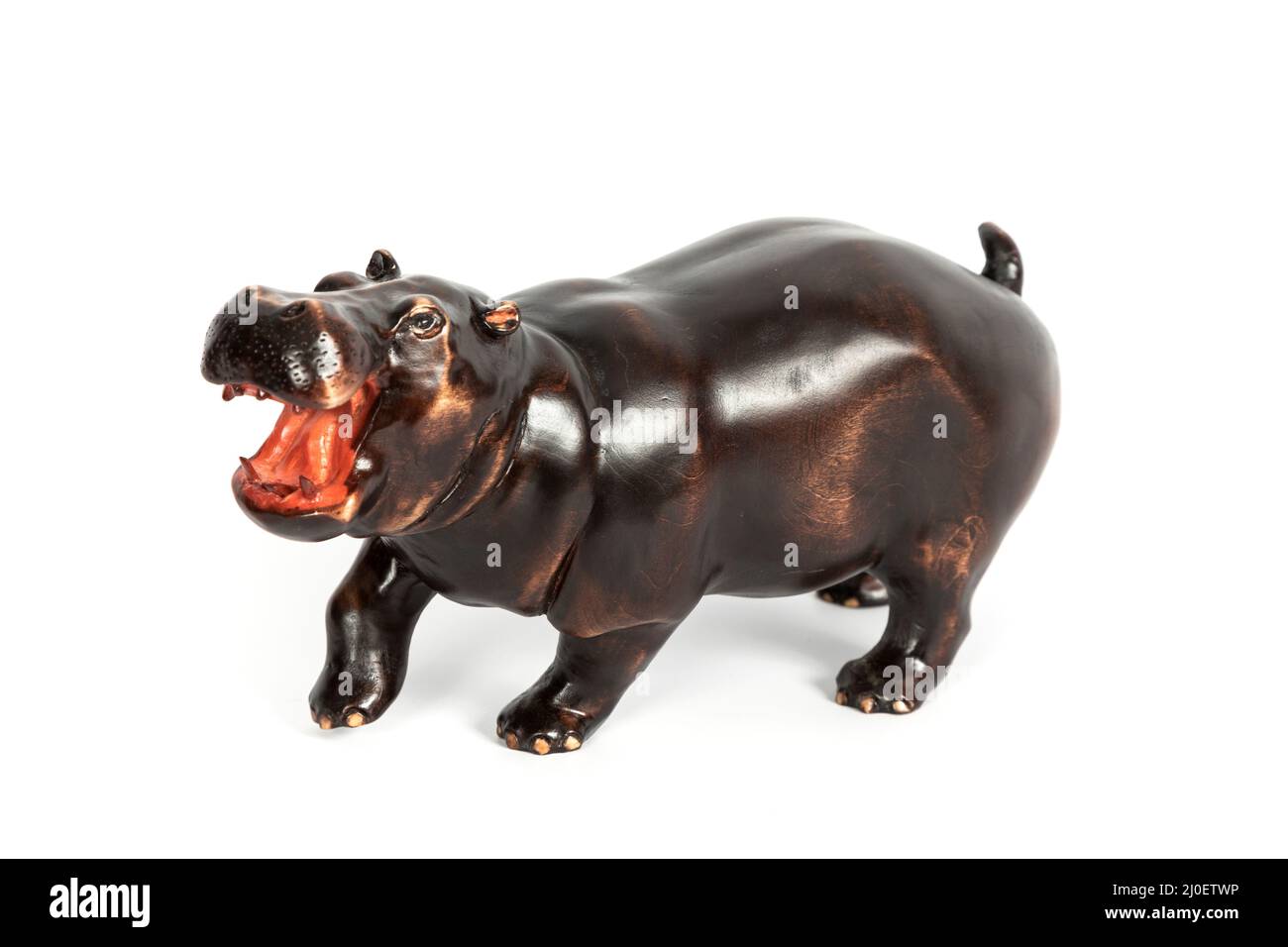 Figure en bois d'un hippopotame isolé sur fond. Banque D'Images