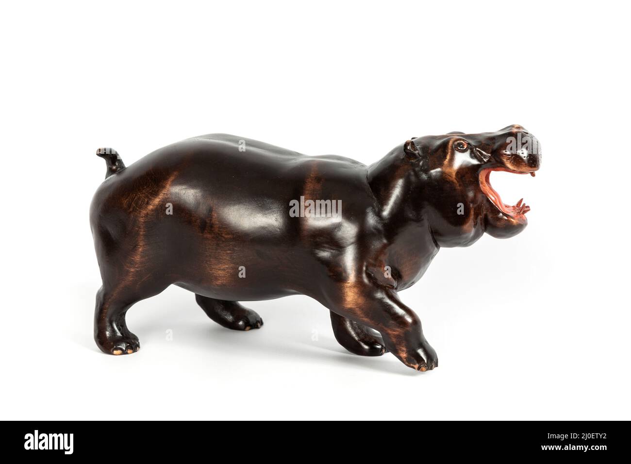 Figure en bois d'un hippopotame isolé sur fond. Banque D'Images