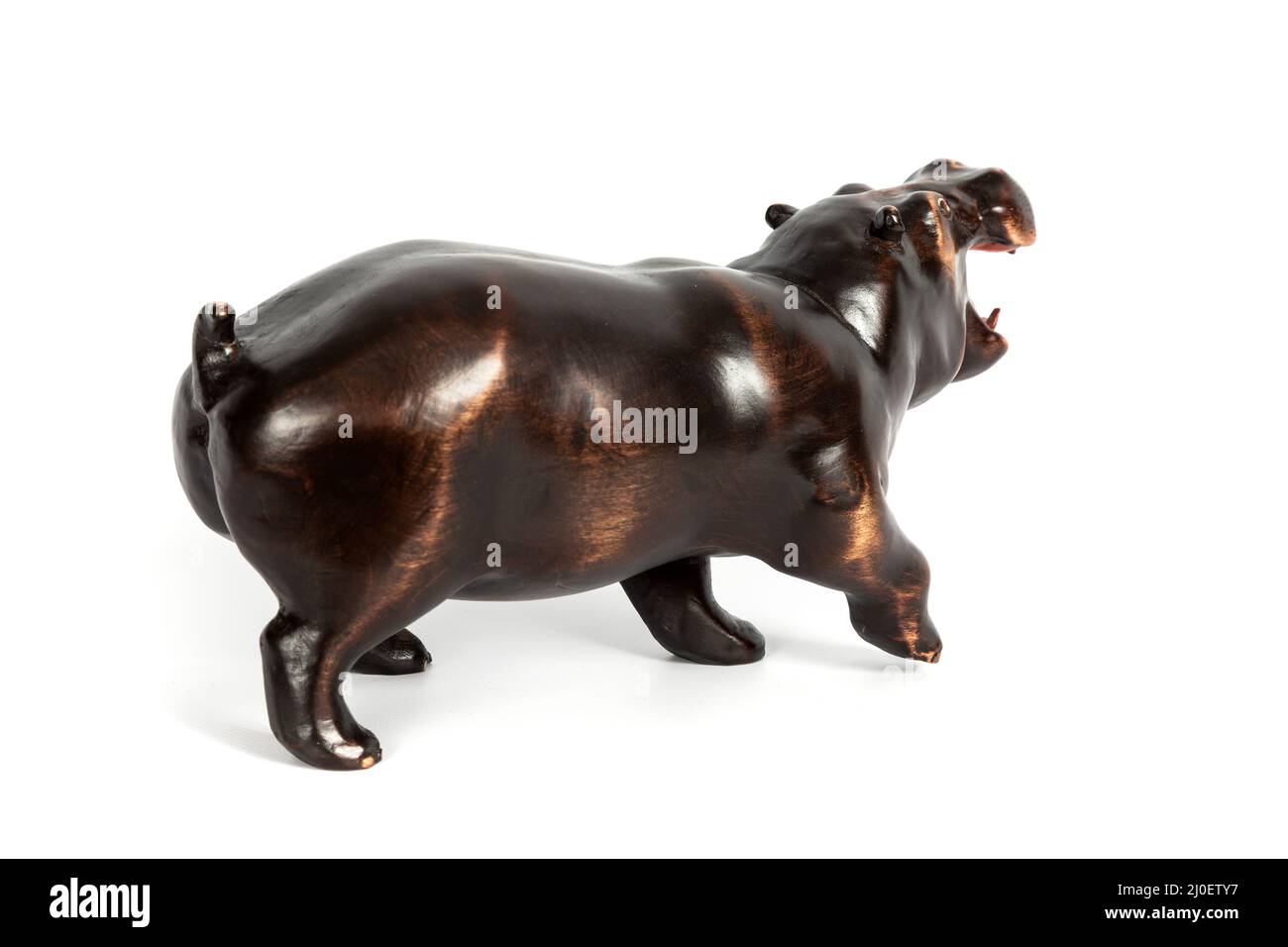 Figure en bois d'un hippopotame isolé sur fond. Banque D'Images