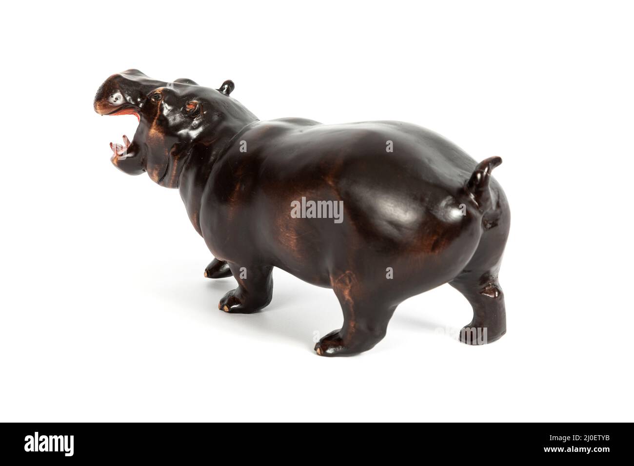 Figure en bois d'un hippopotame isolé sur fond. Banque D'Images