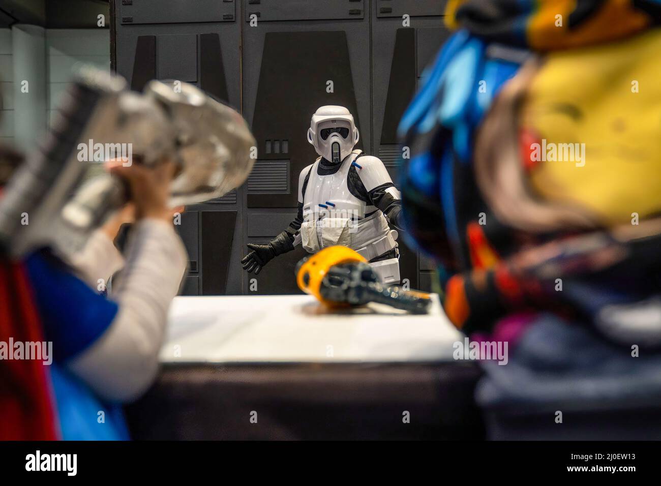 Toronto, Canada. 18th mars 2022. Deux enfants ont tiré un fusil nerf sur une personne vêtue d'un costume de Star Wars Storm Trooper pendant l'événement. Les gens se réunissent pour un événement de trois jours au Metro Convention Centre de Toronto, Canada. Le Comicon est une convention de comics familiale qui se concentre sur les bandes dessinées, la science-fiction, l'horreur, l'anime et le jeu au Canada. Crédit : SOPA Images Limited/Alamy Live News Banque D'Images