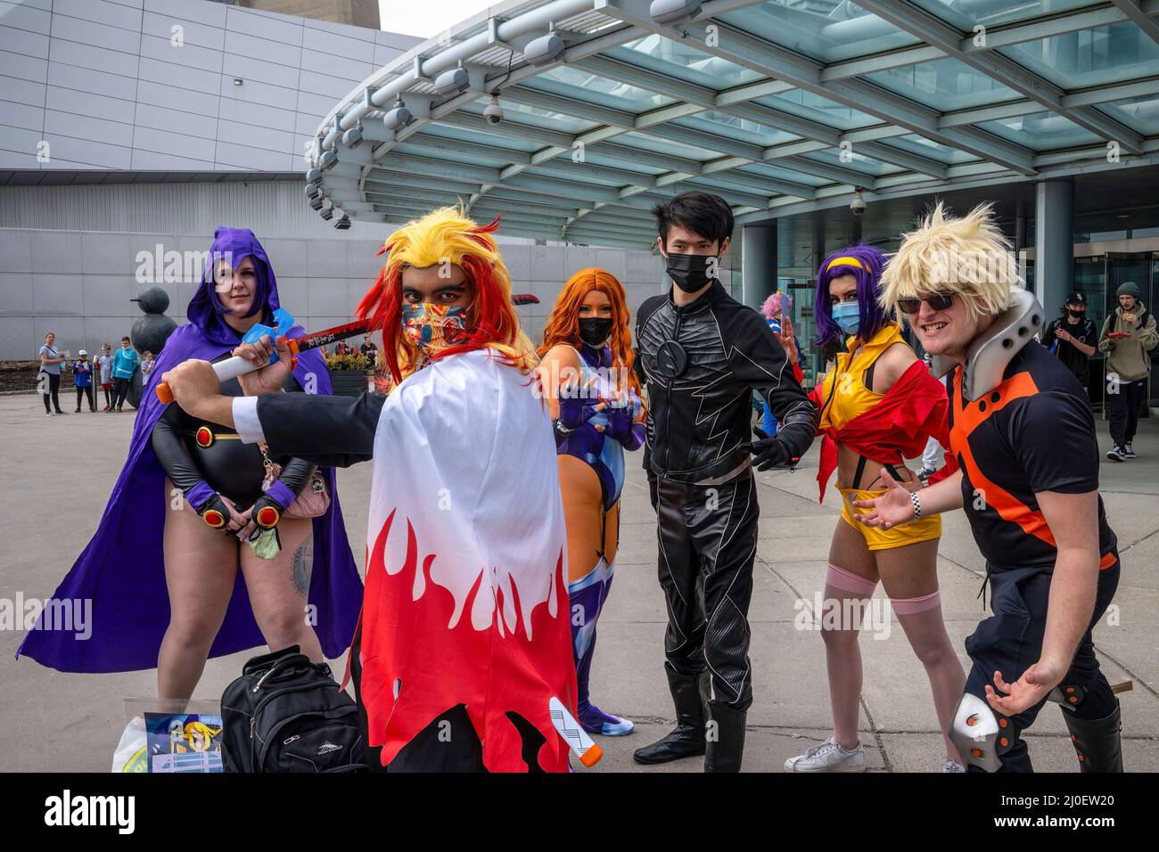 Toronto, Canada. 18th mars 2022. Les personnes en costumes posent pour des photos pendant l'événement. Les gens se réunissent pour un événement de trois jours au Metro Convention Centre de Toronto, Canada. Le Comicon est une convention de comics familiale qui se concentre sur les bandes dessinées, la science-fiction, l'horreur, l'anime et le jeu au Canada. Crédit : SOPA Images Limited/Alamy Live News Banque D'Images