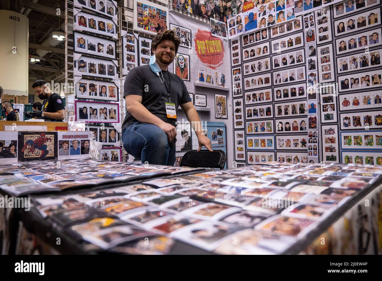 Toronto, Canada. 18th mars 2022. Un homme debout derrière le comptoir ìPop Fictionî pendant l'événement. Les gens se réunissent pour un événement de trois jours au Metro Convention Centre de Toronto, Canada. Le Comicon est une convention de comics familiale qui se concentre sur les bandes dessinées, la science-fiction, l'horreur, l'anime et le jeu au Canada. Crédit : SOPA Images Limited/Alamy Live News Banque D'Images