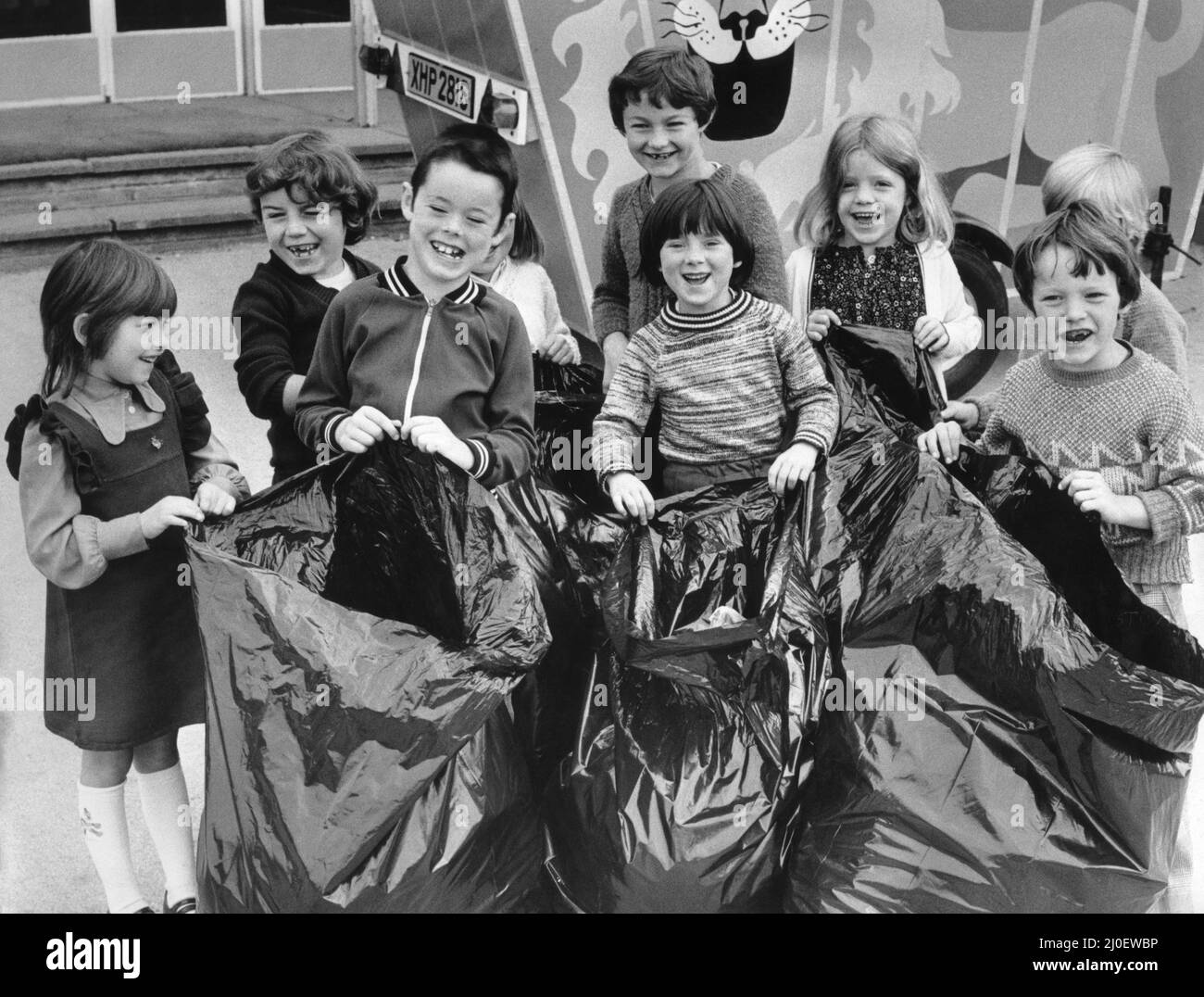 Ces cinq sacs de litière ont été recueillis en moins de 20 minutes par des enfants qui marchaient jusqu'à l'école à Canley. Deux cents enfants ont rassemblé la litière sur leur chemin à l'école de bébé Henry Parkes, avant Deram Walk, Canley, Coventry, hier. La directrice, Mme Margaret Johnson, a déclaré que les enfants, âgés de cinq à sept ans, vivent tous dans un rayon de 500 yards de l'école. Mardi, les enfants ont ramassé trois sacs de déchets de leur propre école. Mme Johnson a déclaré que l'activité avait été organisée en réponse à la campagne de litière "Coventry Evening Telegraph" comme une tentative d'enseigner Banque D'Images