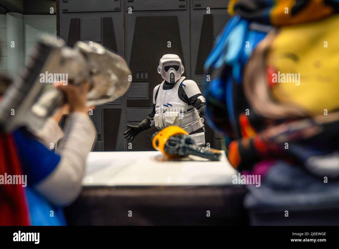 Toronto, Canada. 18th mars 2022. Deux enfants ont tiré un fusil nerf sur une personne vêtue d'un costume de Star Wars Storm Trooper pendant l'événement. Les gens se réunissent pour un événement de trois jours au Metro Convention Centre de Toronto, Canada. Le Comicon est une convention de comics familiale qui se concentre sur les bandes dessinées, la science-fiction, l'horreur, l'anime et le jeu au Canada. (Photo de Katherine Cheng/SOPA Images/Sipa USA) crédit: SIPA USA/Alay Live News Banque D'Images