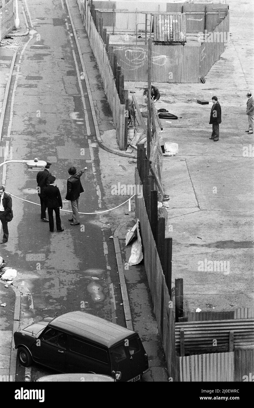 Sally Shepherd, 24 ans, une directrice de restaurant, a été brutalement assassinée hier à Peckham. La police a trouvé son corps sur une cour tachée de sang dans la rue Staffordshire, Peckham. Le corps des filles est enlevé du site, qui a été récemment libéré par les gitans. 1st décembre 1979. Banque D'Images