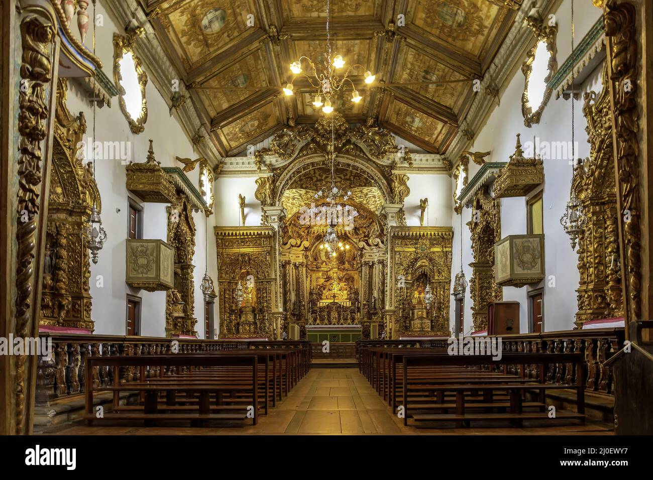 Intérieur de l'église historique brésilienne du 18th siècle dans le style baroque plaqué or Banque D'Images