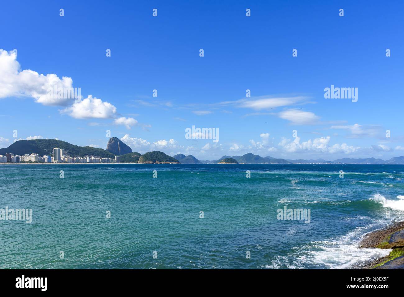Journée ensoleillée à la plage de Copacabana Banque D'Images