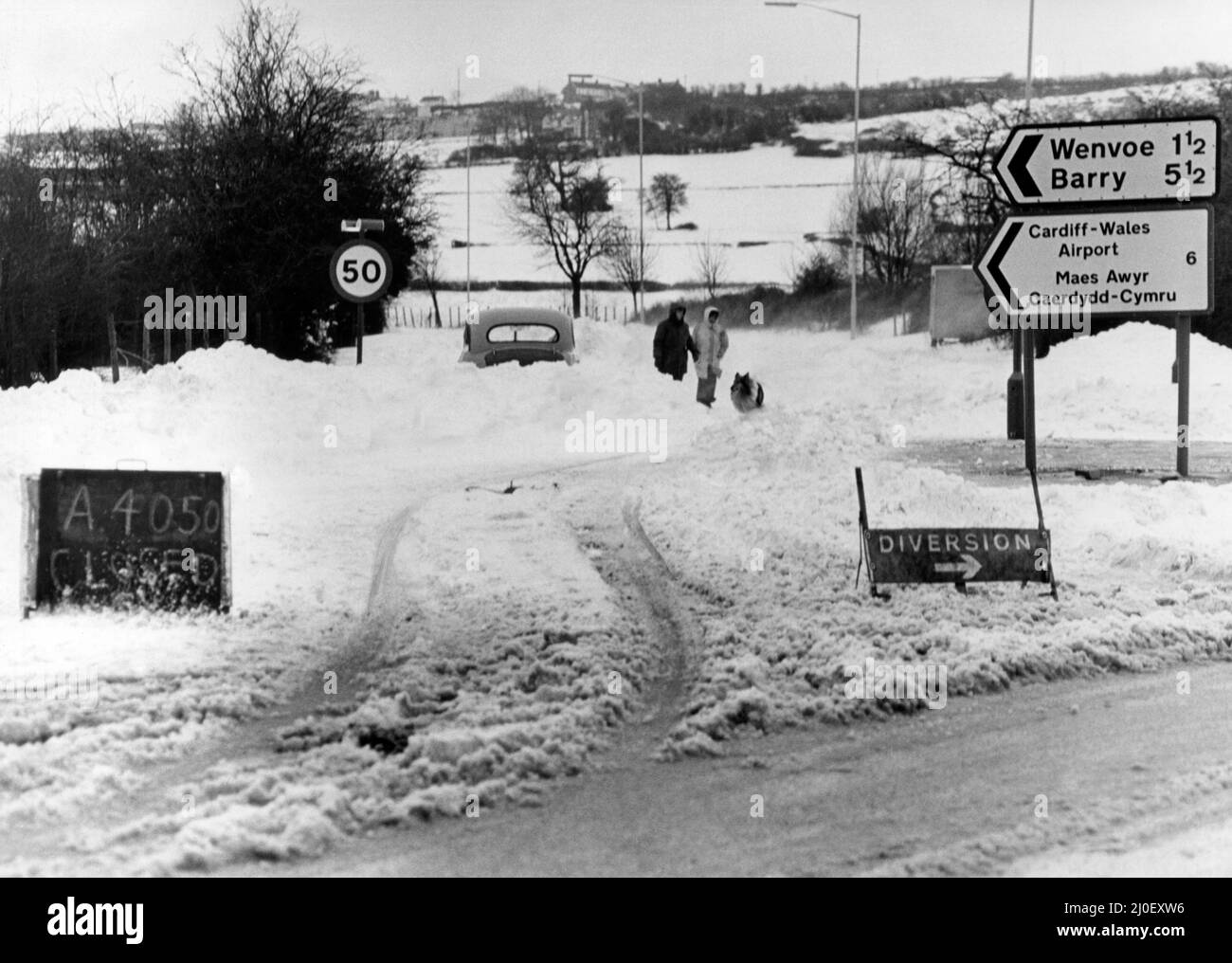 Tous s'arrêtent sur la route principale Cardiff Barry Road. Lorsque la limite de vitesse de 50 mi/h ne doit pas être appliquée. Pays de Galles. 20th février 1978. A4050 fermé. Banque D'Images