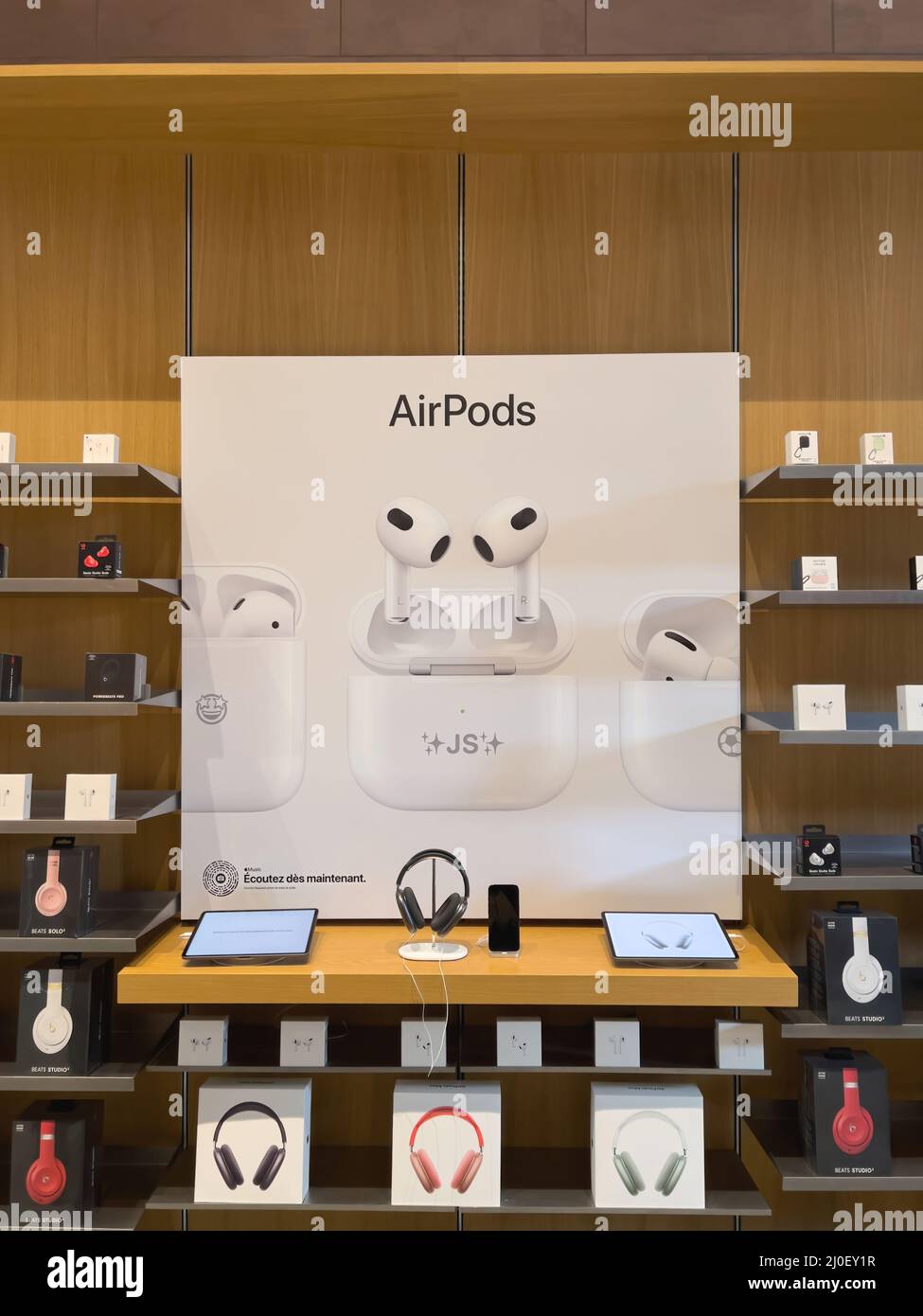 Paris, France - 18 mars 2022 : stand de vente POS avec plusieurs packs de  nouveaux écouteurs AirPods, Beats et EarPods lors du lancement des ventes  dans la boutique phare d'Apple Inc