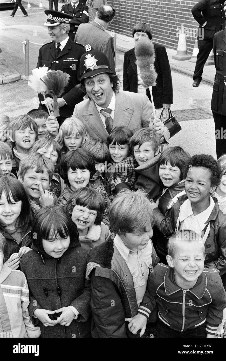 Ken Dodd à un poste de police de Liverpool. 7th juin 1979. Banque D'Images