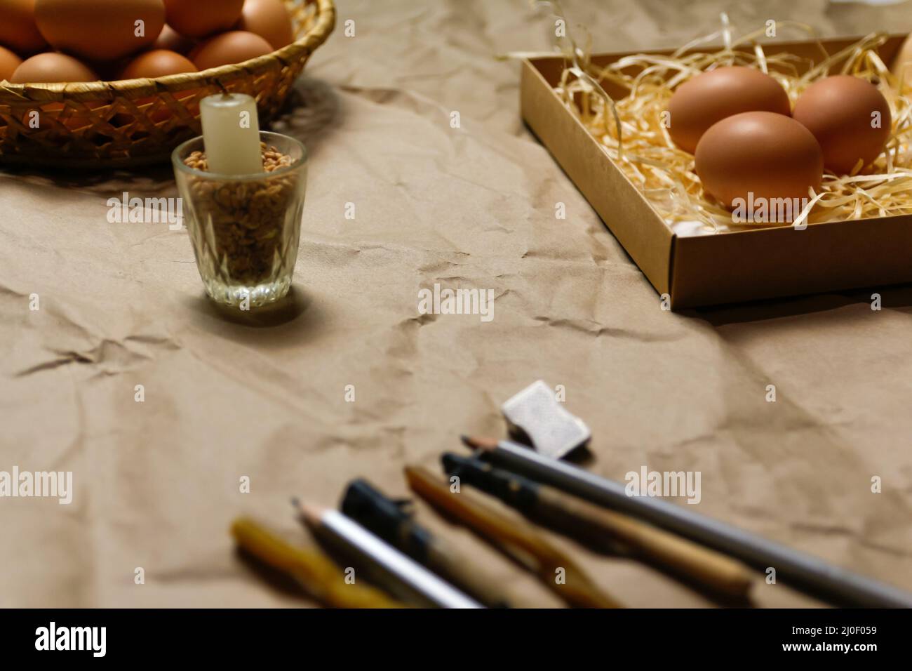 Arrière-plan rustique. Outils pour décorer les oeufs Pascal, Pysankas, avec  la technique de teinture résistant à la cire. Collecte des œufs. Stylo  maison et cire d'abeille fondue Photo Stock - Alamy