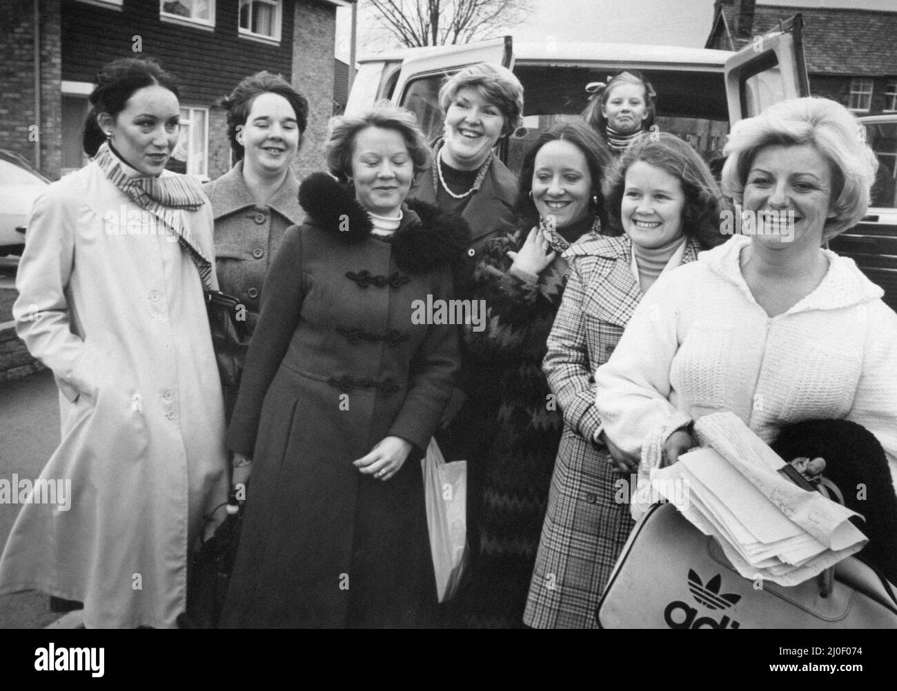 Les épouses de grévistes britanniques de Leyland, à Londres, le 24th janvier 1978. Notre photo montre Maureen Crook et son parti de sept femmes, épouses de travailleurs en grève à l'usine Triumph No.2 de British Leyland à Speke, avec leur pétition de plus de 1000 signatures pour le Premier ministre Jim Callaghan. L'appelant à intervenir pour mettre fin à l'impasse de 12 semaines entre les syndicats et la direction dans la grève actuelle. Banque D'Images