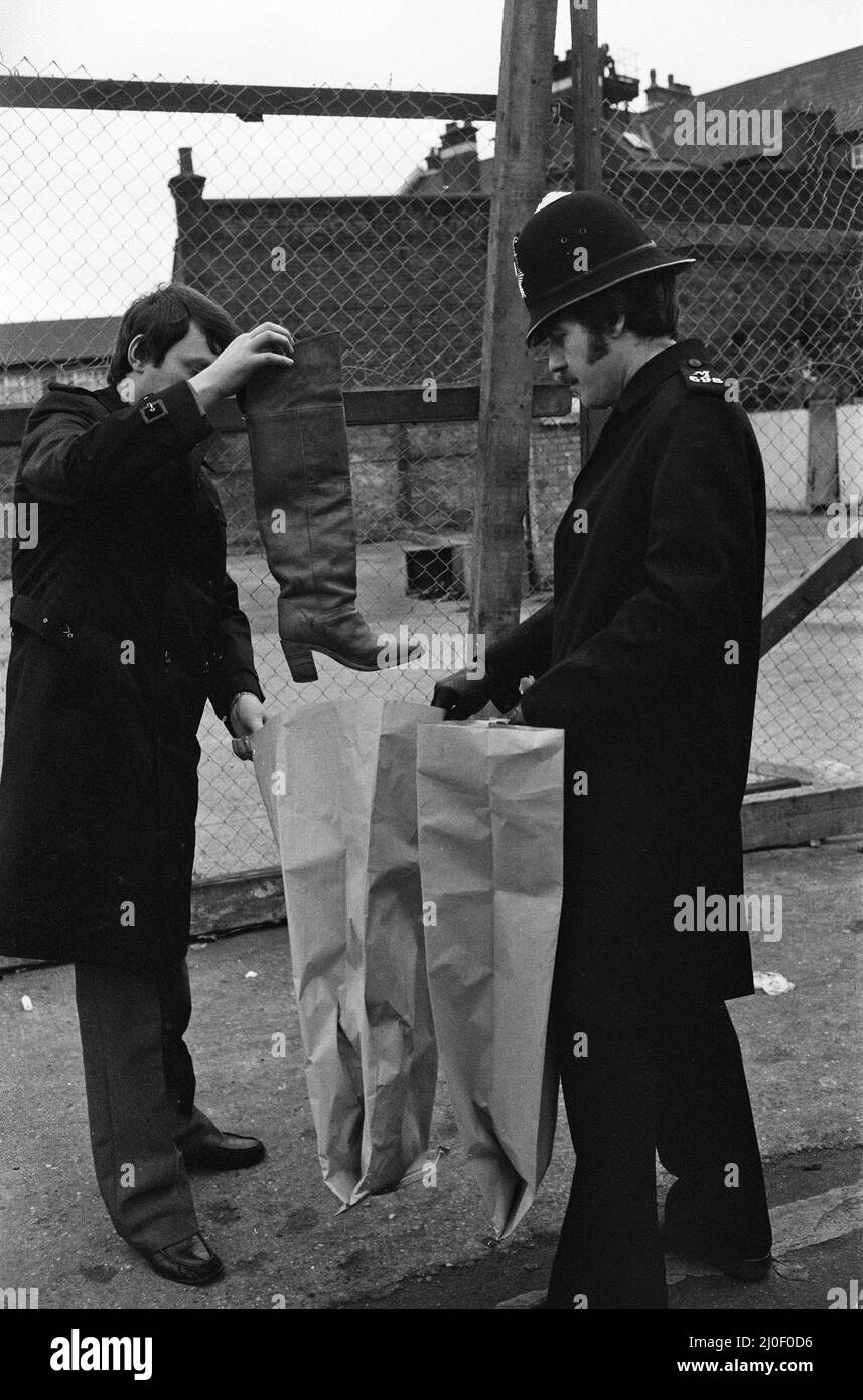 Sally Shepherd, 24 ans, une directrice de restaurant, a été brutalement assassinée hier à Peckham. La police a trouvé son corps sur une cour tachée de sang dans la rue Staffordshire, Peckham. Ses bottes en cuir étaient à proximité. 2nd décembre 1979. Banque D'Images