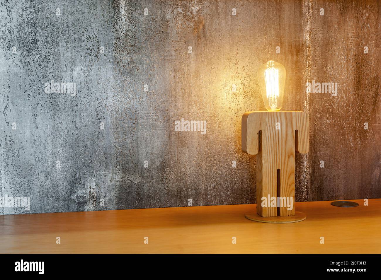 Fragment d'une étude avec une table et une lampe en bois Banque D'Images