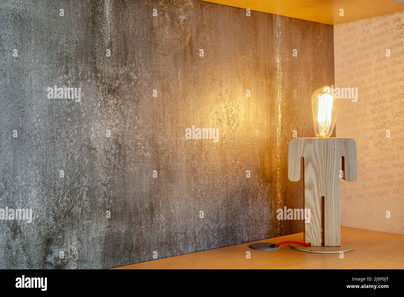 Fragment d'une étude avec une table et une lampe en bois Banque D'Images