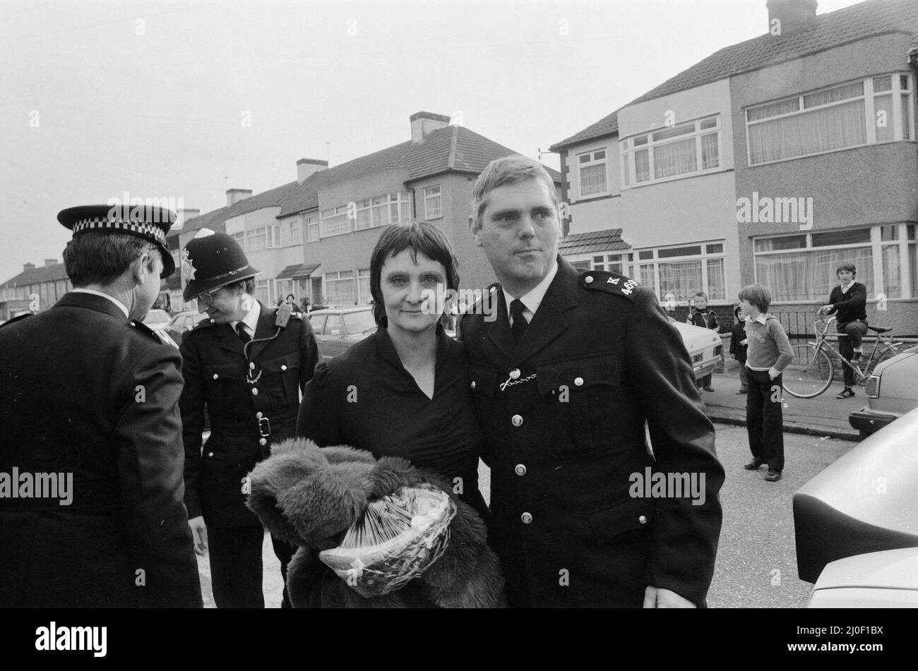 Siège de l'ambassade iranienne à Londres, où six hommes armés du groupe extrémiste iranien « mouvement révolutionnaire démocratique pour la libération de l'Arabistan » ont pris d'assaut le bâtiment, prenant 26 otages avant que les SAS ne reprenne l'ambassade et libèrent les otages. Le gendarme de la police héro Trevor Lock, qui a été pris en otage à l'ambassade pendant le siège, a été photographié avec sa femme Doreen lorsqu'il retourne chez lui à Dagenham. 6th mai 1980. Banque D'Images Siège de l'ambassade iranienne à Londres, où six hommes armés du groupe extrémiste iranien « mouvement révolutionnaire démocratique pour la libération de l'Arabistan » ont pris d'assaut le bâtiment, prenant 26 otages avant que les SAS ne reprenne l'ambassade et libèrent les otages. Le gendarme de la police héro Trevor Lock, qui a été pris en otage à l'ambassade pendant le siège, a été photographié avec sa femme Doreen lorsqu'il retourne chez lui à Dagenham. 6th mai 1980. Banque D'Images