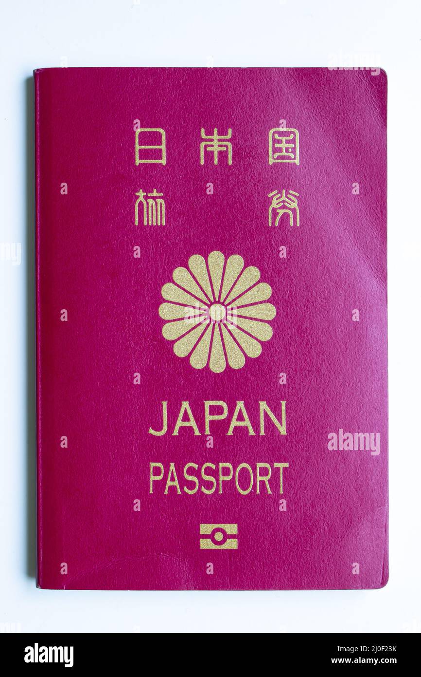 Couverture de passeport japonais sur fond blanc Banque D'Images