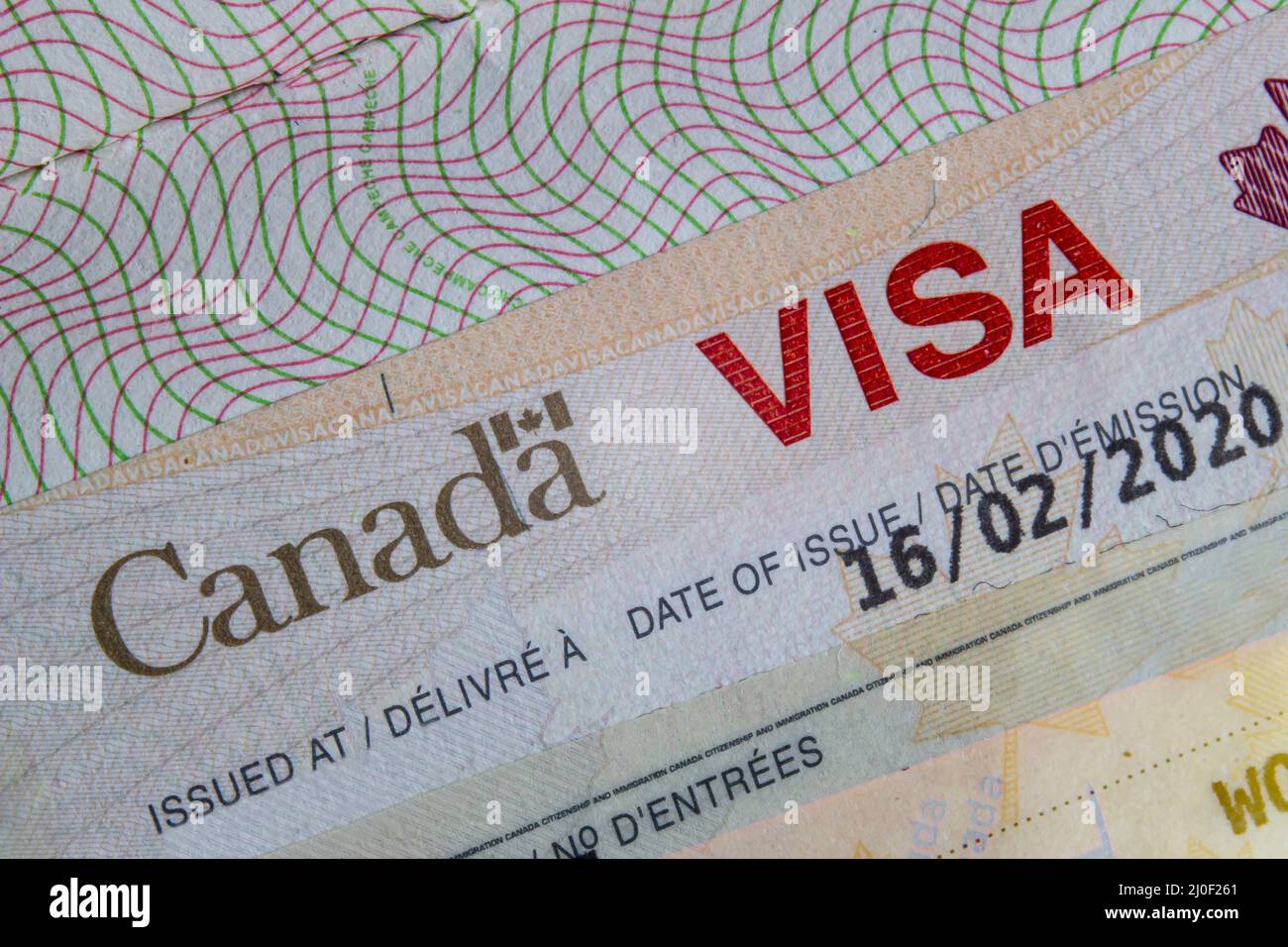 Un gros plan D'UN VISA du Canada sur un passeport à l'intérieur de la page Banque D'Images