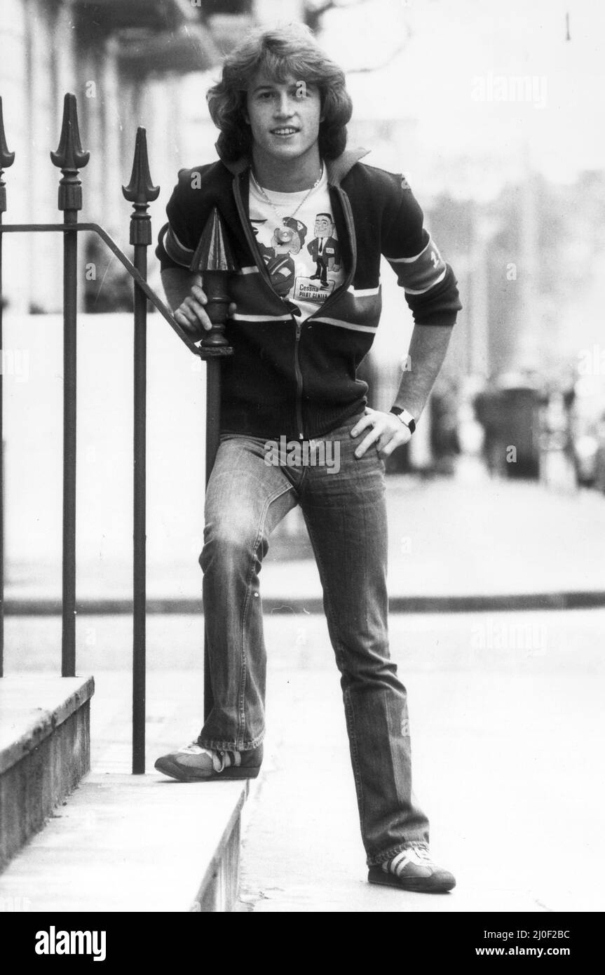 Andy Gibb, frère cadet de Bee Gees Barry, Maurice et Robin, pose sur une rue de Londres. Avril 1978. Banque D'Images