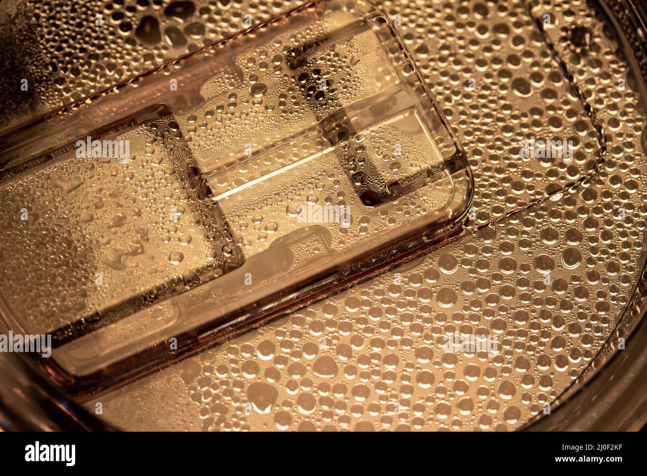 Macro résumé texture vue des gouttelettes de vapeur se condenser sur le couvercle transparent d'une tasse à café chaud Banque D'Images