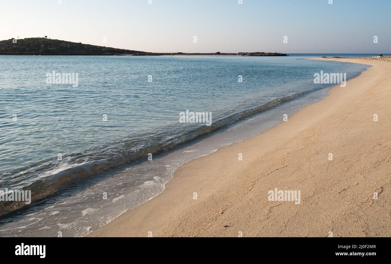 Plage de sable vide idyllique Agia Napa, Chypre Banque D'Images