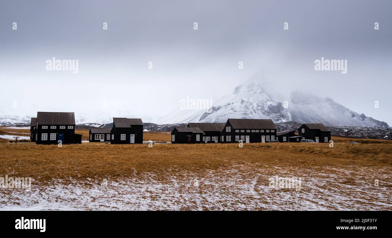 Chalets et la montagne enneigée de Stapafel Hellnar, péninsule de Snaefellnes Islande Banque D'Images