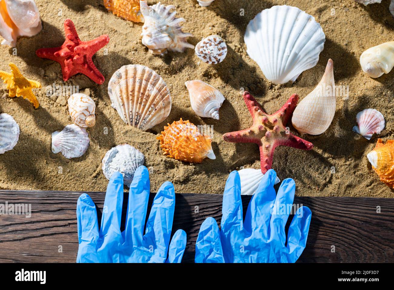 Gants en caoutchouc. Plage de la mer. Période pandémique et prévalence de la maladie contagieuse COVID-19. Banque D'Images